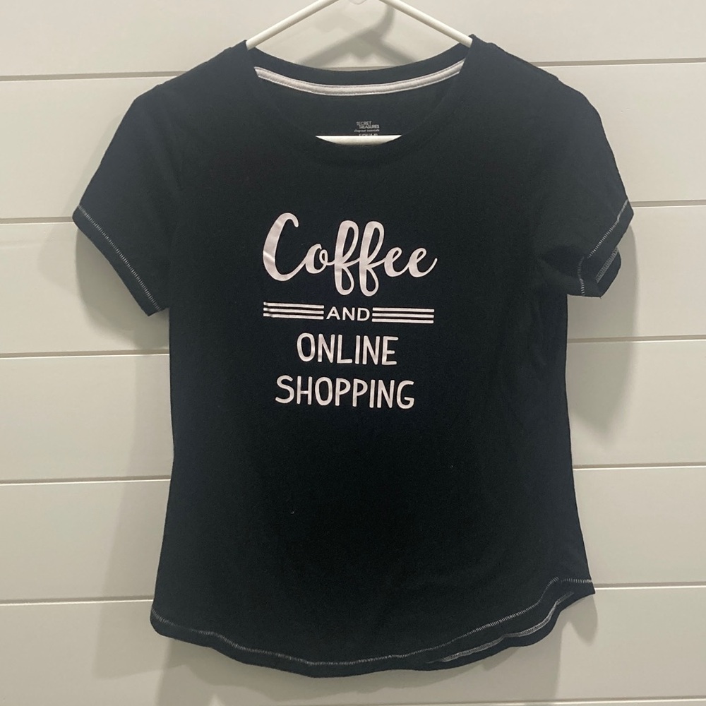 🔴 Black Tee with graphic print